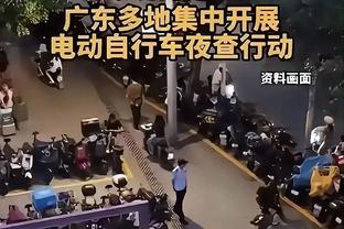 效率占优！曼联vs埃弗顿半场数据对比：射门9-11，射正5-2